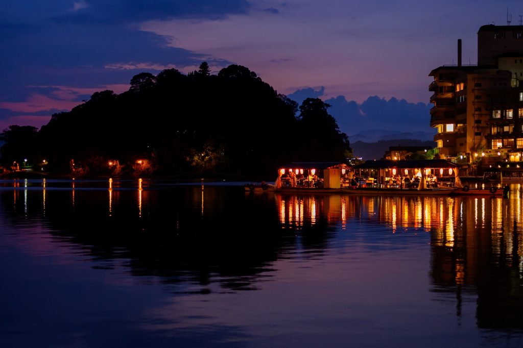 ザイツ建築株式会社のある大分県日田市の有名な筑後川の上流にある三隈川
その三隈川に浮かぶ遊船その奥には亀山公園がかげのみ見える夕日の沈んだ写真